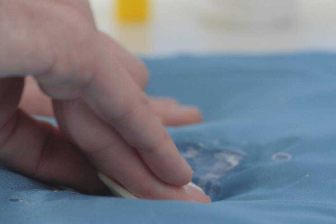 видалити рідкий клей з одягу